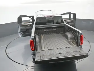 GMC Sierra 1500 2023 4x4 Denali 4 puertas Cabina Crew 5.8 pies. Caja corta
