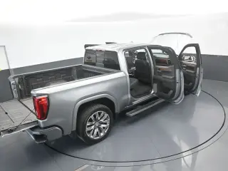 GMC Sierra 1500 2023 4x4 Denali 4 puertas Cabina Crew 5.8 pies. Caja corta