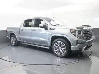 GMC Sierra 1500 2023 4x4 Denali 4 puertas Cabina Crew 5.8 pies. Caja corta