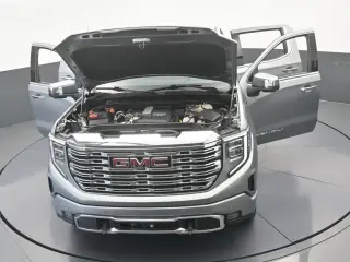 GMC Sierra 1500 2023 4x4 Denali 4 puertas Cabina Crew 5.8 pies. Caja corta