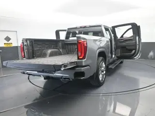 GMC Sierra 1500 2023 4x4 Denali 4 puertas Cabina Crew 5.8 pies. Caja corta