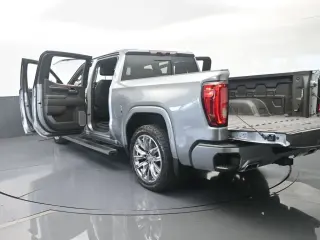 GMC Sierra 1500 2023 4x4 Denali 4 puertas Cabina Crew 5.8 pies. Caja corta