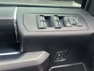 Ford F-150 2018 4x2 Platinum 4 puertas SuperCrew 5.5 pies. SB