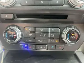 Ford F-150 2018 4x2 Platinum 4 puertas SuperCrew 5.5 pies. SB