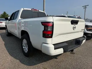 Nissan Frontier 2022 4x4 SV Cabina Doble 4 puertas 6.1 pies LB