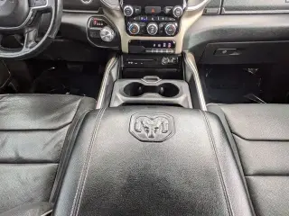 Ram 1500 2019 4x2 Laramie 4 puertas Cabina doble 5.6 pies. Pickup SB