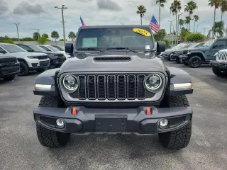 Jeep Gladiator 2025 4x4 Mojave 4 puertas Crew Cab 5.0 pies. SB