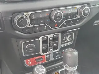 Jeep Gladiator 2025 4x4 Mojave 4 puertas Crew Cab 5.0 pies. SB