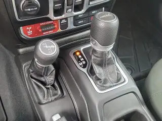 Jeep Gladiator 2025 4x4 Mojave 4 puertas Crew Cab 5.0 pies. SB
