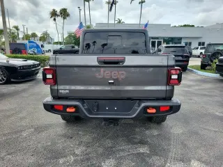 Jeep Gladiator 2025 4x4 Mojave 4 puertas Crew Cab 5.0 pies. SB