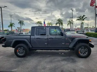Jeep Gladiator 2025 4x4 Mojave 4 puertas Crew Cab 5.0 pies. SB