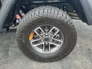 Jeep Gladiator 2025 4x4 Mojave 4 puertas Crew Cab 5.0 pies. SB
