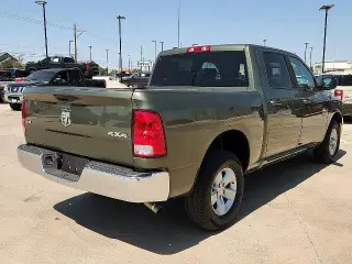 Ram 1500 Classic 2021 4x4 SLT Cabina Doble 4 puertas 5.5 pies. Caja corta Pickup
