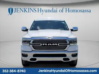 Ram 1500 2022 4x2 Laramie 4 puertas Cabina Crew 5.6 pies. SB Pickup