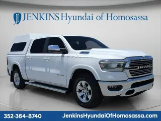 Ram 1500 2022 4x2 Laramie 4 puertas Cabina Crew 5.6 pies. SB Pickup