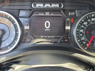 Ram 1500 2022 4x2 Laramie 4 puertas Cabina Crew 5.6 pies. SB Pickup