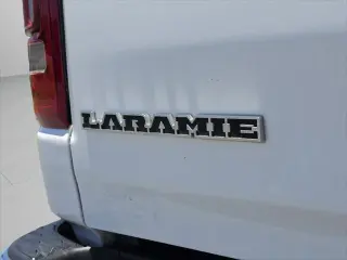 Ram 1500 2022 4x2 Laramie 4 puertas Cabina Crew 5.6 pies. SB Pickup