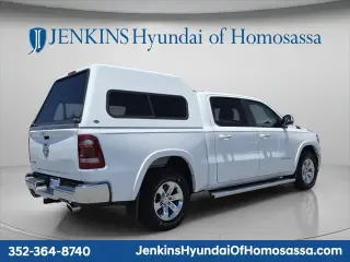 Ram 1500 2022 4x2 Laramie 4 puertas Cabina Crew 5.6 pies. SB Pickup