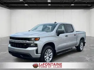 Chevrolet Silverado 1500 2021 4x4 Custom 4 puertas Cabina Crew 6.6 pies. Caja corta