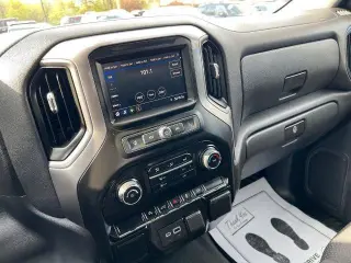 Chevrolet Silverado 1500 2021 4x4 Custom 4 puertas Cabina Crew 6.6 pies. Caja corta