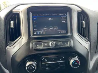 Chevrolet Silverado 1500 2021 4x4 Custom 4 puertas Cabina Crew 6.6 pies. Caja corta