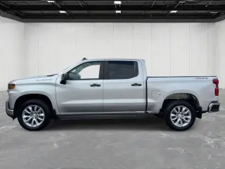 Chevrolet Silverado 1500 2021 4x4 Custom 4 puertas Cabina Crew 6.6 pies. Caja corta
