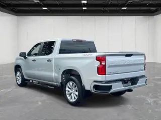 Chevrolet Silverado 1500 2021 4x4 Custom 4 puertas Cabina Crew 6.6 pies. Caja corta