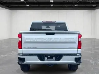Chevrolet Silverado 1500 2021 4x4 Custom 4 puertas Cabina Crew 6.6 pies. Caja corta