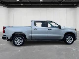 Chevrolet Silverado 1500 2021 4x4 Custom 4 puertas Cabina Crew 6.6 pies. Caja corta