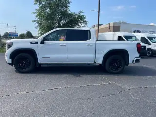 GMC Sierra 1500 2022 4x4 Elevation 4 puertas Cabina Crew 5.8 pies. Caja corta