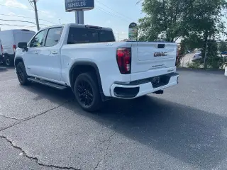 GMC Sierra 1500 2022 4x4 Elevation 4 puertas Cabina Crew 5.8 pies. Caja corta