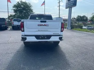 GMC Sierra 1500 2022 4x4 Elevation 4 puertas Cabina Crew 5.8 pies. Caja corta