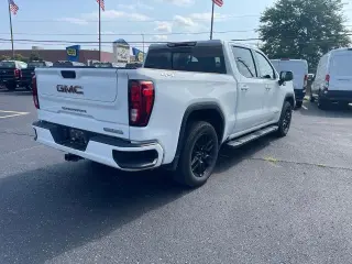 GMC Sierra 1500 2022 4x4 Elevation 4 puertas Cabina Crew 5.8 pies. Caja corta