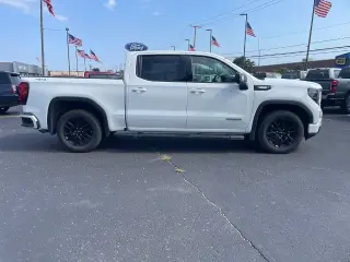 GMC Sierra 1500 2022 4x4 Elevation 4 puertas Cabina Crew 5.8 pies. Caja corta