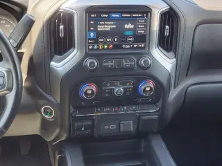 Chevrolet Silverado 1500 2021 4x4 RST 4p Camión Cabina Completa