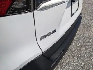 Toyota RAV4 2021 4x4 LE SUV de 4 puertas