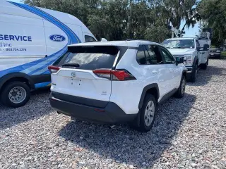 Toyota RAV4 2021 4x4 LE SUV de 4 puertas