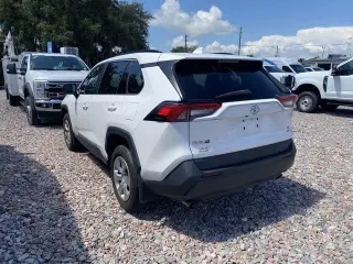 Toyota RAV4 2021 4x4 LE SUV de 4 puertas