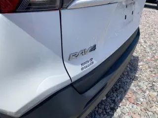 Toyota RAV4 2021 4x4 LE SUV de 4 puertas