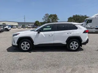 Toyota RAV4 2021 4x4 LE SUV de 4 puertas