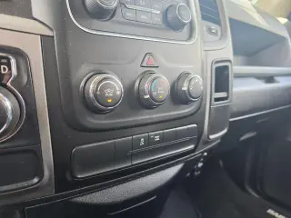 Ram 1500 Classic 2019 4x2 Tradesman Cabina Regular 2 puertas 6.3 pies SB Pickup