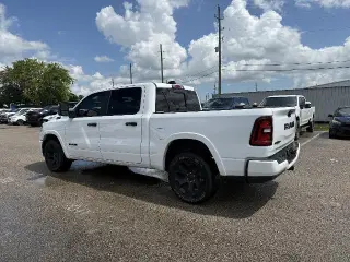 Ram 1500 2025 4x2 Big Horn Cabina Crew 4 puertas 5.6 pies. Pickup SB