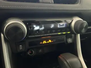 Toyota RAV4 2025 LE 4p SUV