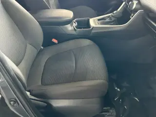Toyota RAV4 2025 LE 4p SUV