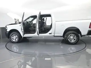 Ram 3500 2024 4x4 Tradesman 4p. Cabina de Tripulación 6.3 ft. SB SRW Camioneta