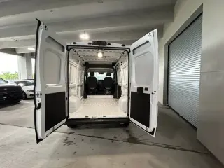 Ram ProMaster 2025 Tradesman 1500 136 WB 3dr High Roof Cargo Van sin asiento para pasajeros