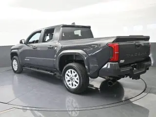 Toyota Tacoma 2024 4x2 SR5 4p Doble Cabina 5,0 pies CB