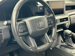 Toyota Tacoma 2024 4x2 SR5 4p Doble Cabina 5.0 pies CB