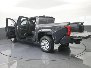 Toyota Tacoma 2024 4x2 SR5 4p Doble Cabina 5.0 pies CB