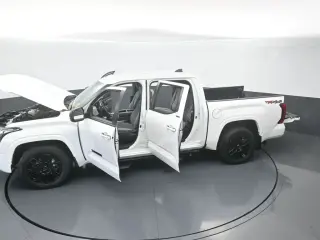 Toyota Tundra 2024 4x4 SR5 4p Cab Pickup SB